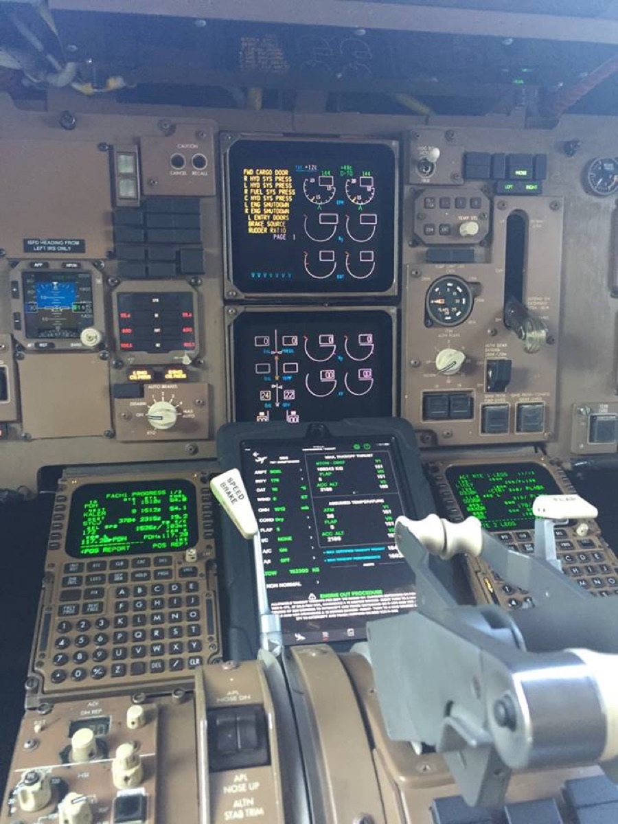 Wide-body flight deck with an EFB tablet