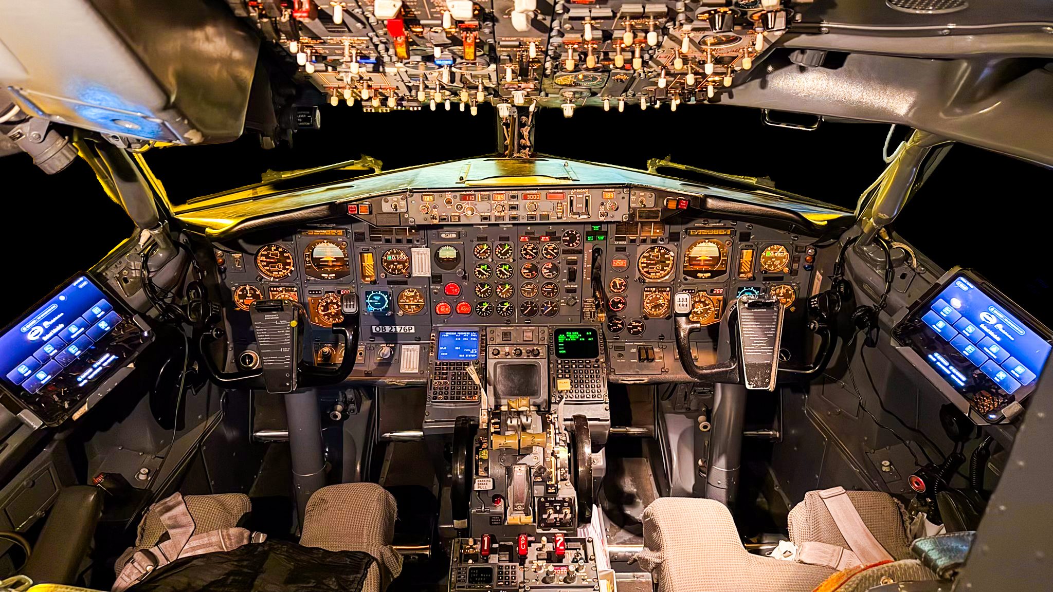 Airline flight deck with eLila EFB running on iPads at both pilot stations