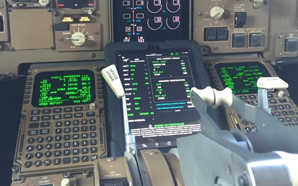 Boeing 767 flight deck with eLila EFB showing a takeoff calculation